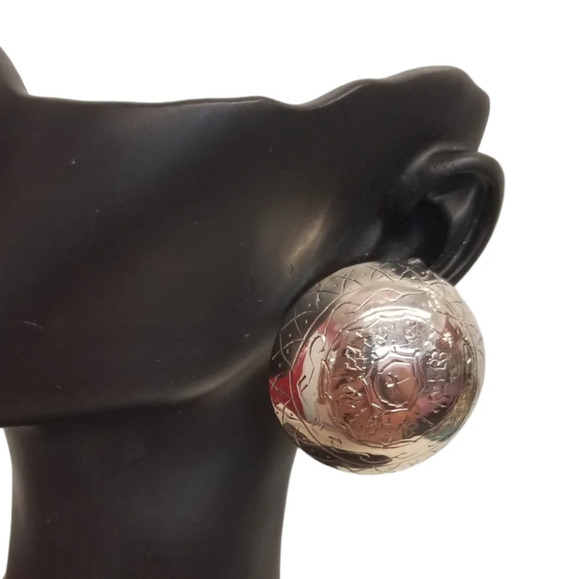 VINTAGE  SILVERPLATED BRASS DOME STATEMENT CLIP ON EARRINGS WITH ETCHED DESIGNS - Picture 1 of 5